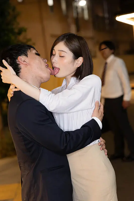 通行人は二度見する！ドラマの主人公のような不意打ち路上キスで火がついたホロ酔い人妻上司は浮気欲が止まらない 画像10