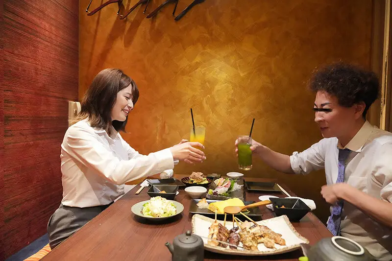 通行人は二度見する！ドラマの主人公のような不意打ち路上キスで火がついたホロ酔い人妻上司は浮気欲が止まらない 画像15