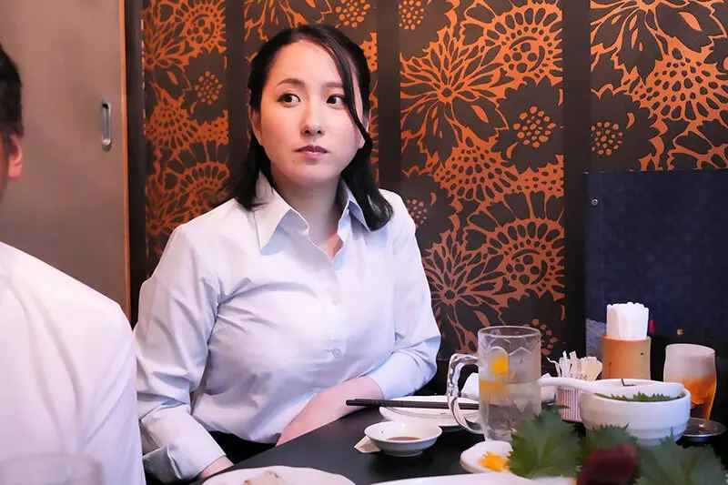 通行人は二度見する！ドラマの主人公のような不意打ち路上キスで火がついたホロ酔い人妻上司は浮気欲が止まらない 画像3