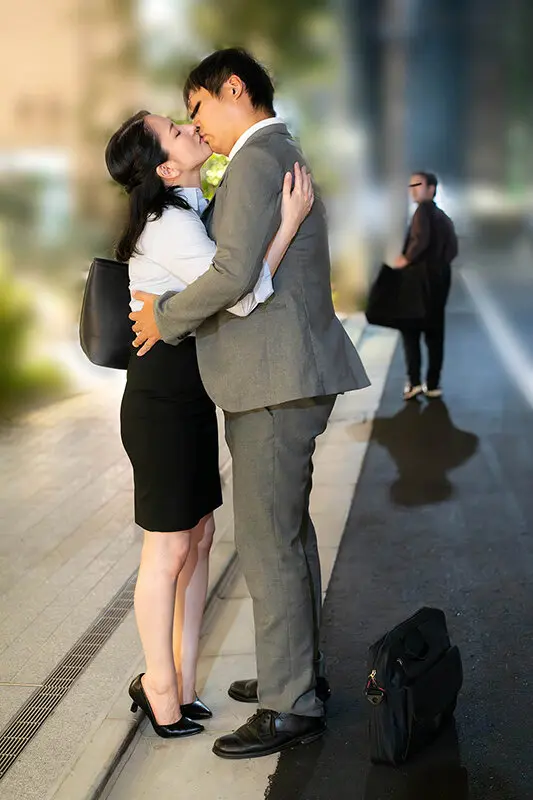 通行人は二度見する！ドラマの主人公のような不意打ち路上キスで火がついたホロ酔い人妻上司は浮気欲が止まらない 画像4