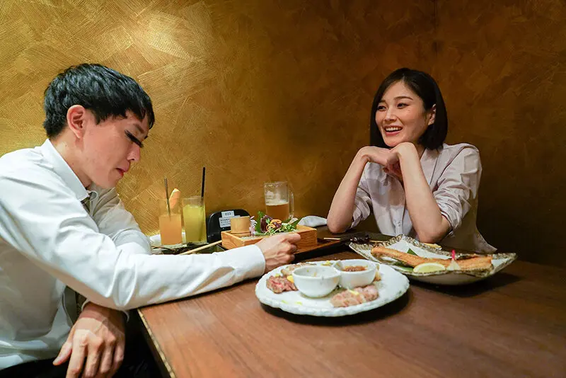 通行人は二度見する！ドラマの主人公のような不意打ち路上キスで火がついたホロ酔い人妻上司は浮気欲が止まらない 画像9