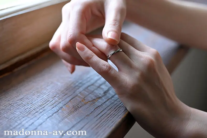 奥ゆかしい、その美しさを、より深く―。 新人 美貌と品格を併せ持つ人妻 森かおり 37歳 AV DEBUT 画像1